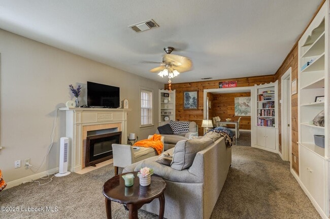 Building Photo - Charming & Unique 4 Bedroom