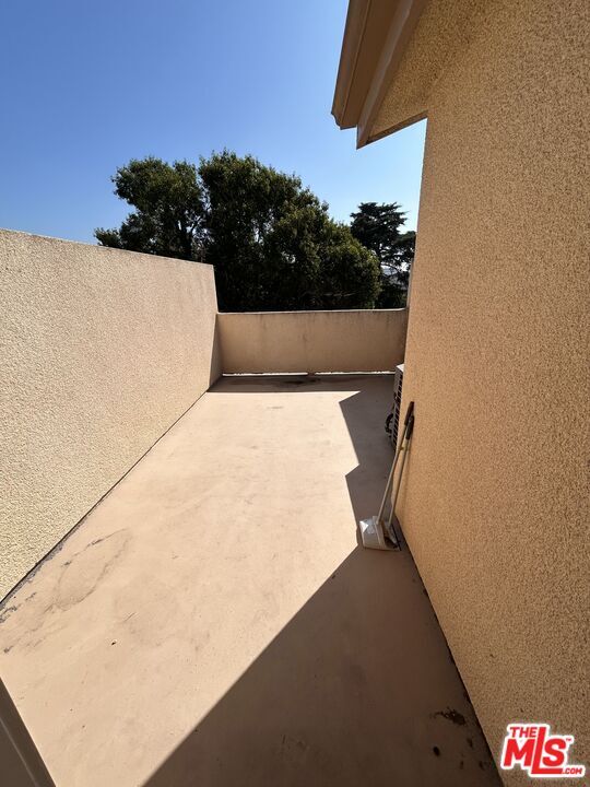 Building Photo - 3668 Mentone Ave