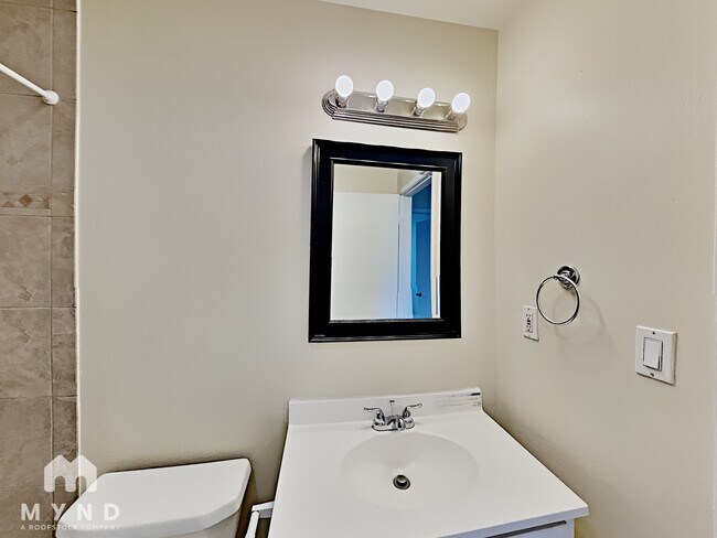 Building Photo - 870 Burbank Dr