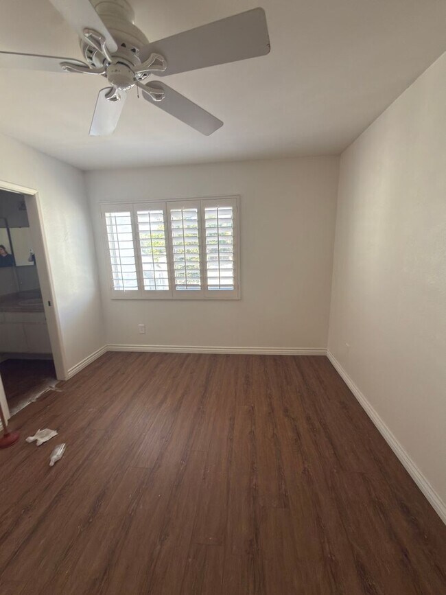 Building Photo - DESIRABLE TWO BEDROOM TWO BATH HOME IN STUDIO CITY