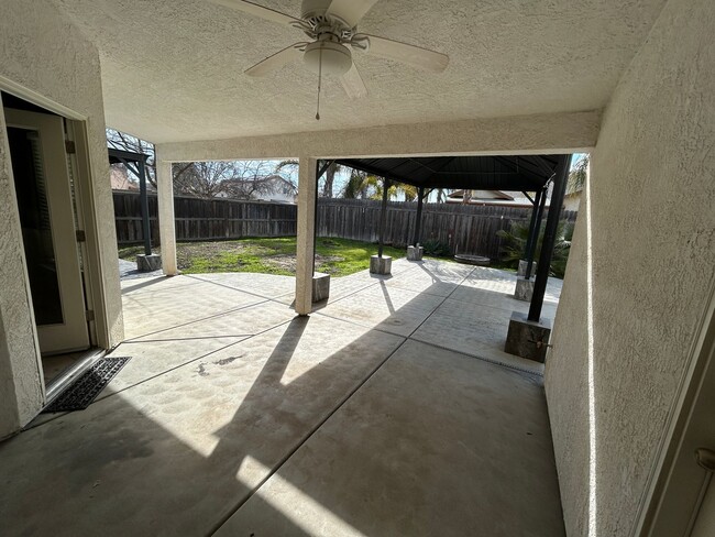 Building Photo - Move in Ready in Northwest Hanford