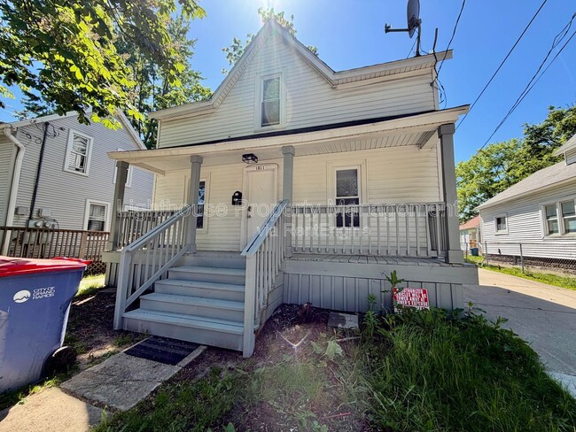 Building Photo - 1011 Quarry Ave NW