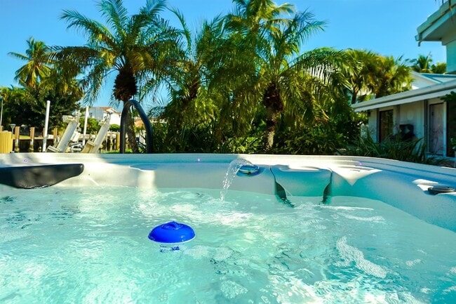 Building Photo - 2531 NE 47th St