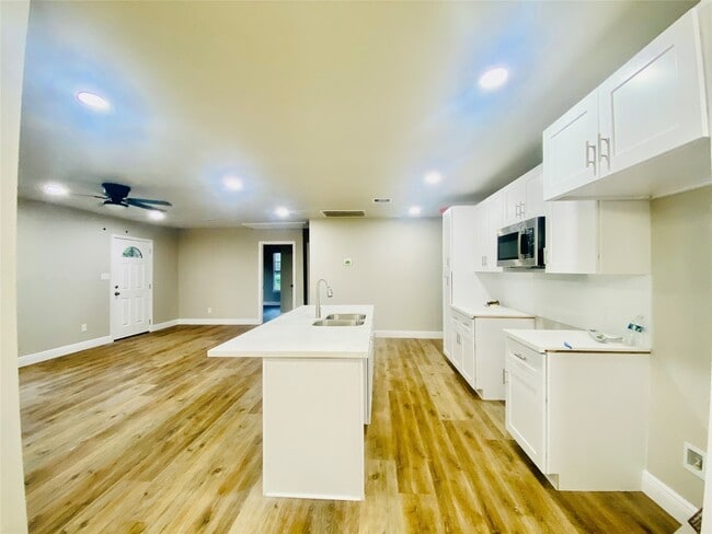 Building Photo - 4604 Dewberry St