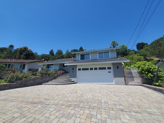 Building Photo - Mont Marin 4x3 home with bedroom suites on...