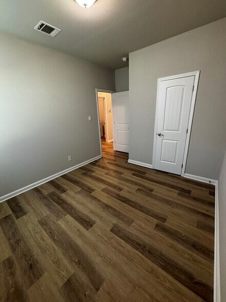 Building Photo - 5968 Pier Park Ave