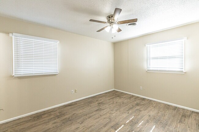 Building Photo - Three Bedroom Home in Quiet Neighborhood