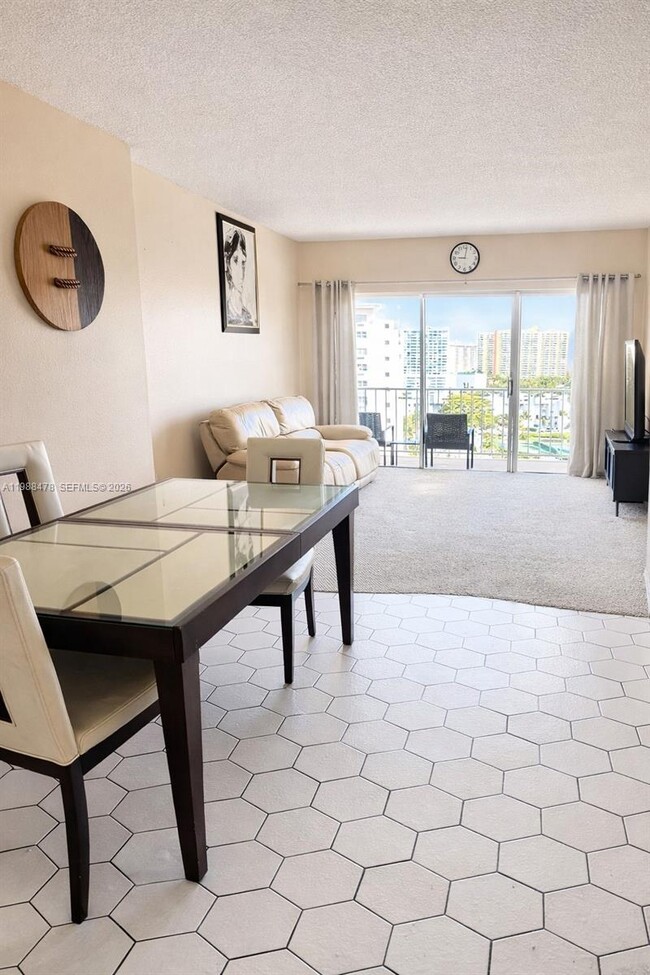 Building Photo - 500 Bayview Dr