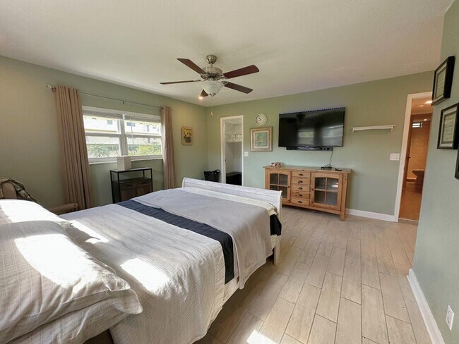 Building Photo - 300 NE 26th Ave