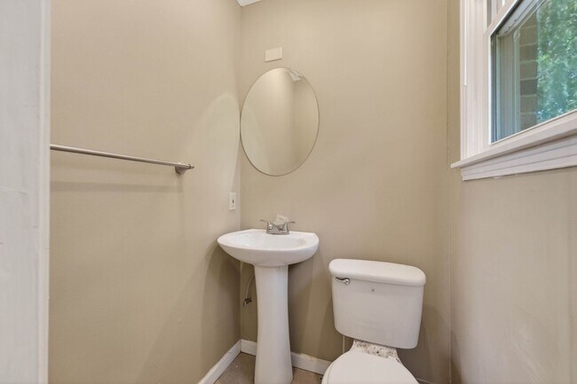 Building Photo - 3 Bedroom Pet Friendly Home For Rent Near Heritage Park!