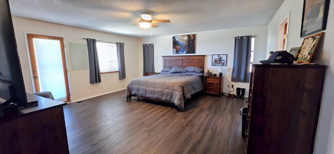 Building Photo - Spacious & Modern 5-Bedroom Retreat in Teh...