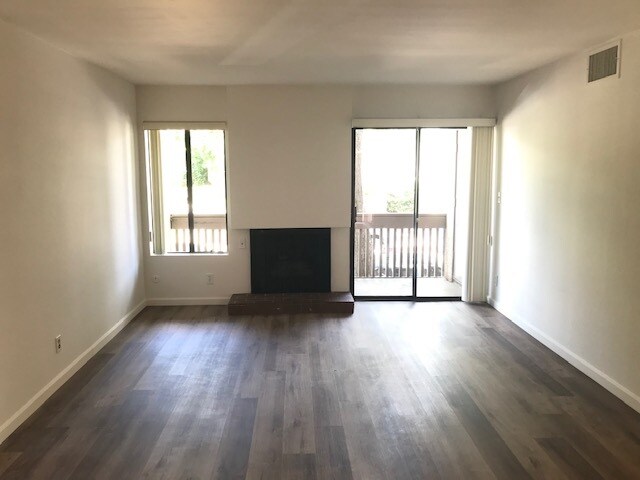 Building Photo - 15215 W Magnolia Blvd