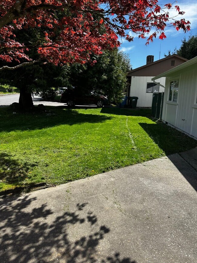 Building Photo - Ready to Move in Refreshed Ramber!