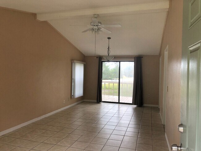Building Photo - 217 Acorn Dr