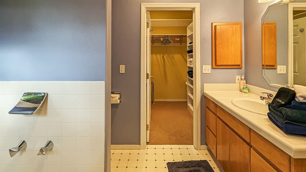 Building Photo - 123 E Bachelor Rock Dr