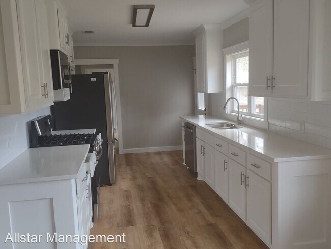 Building Photo - 3 br, 2.5 bath House - 1038 Cedarhill Drive