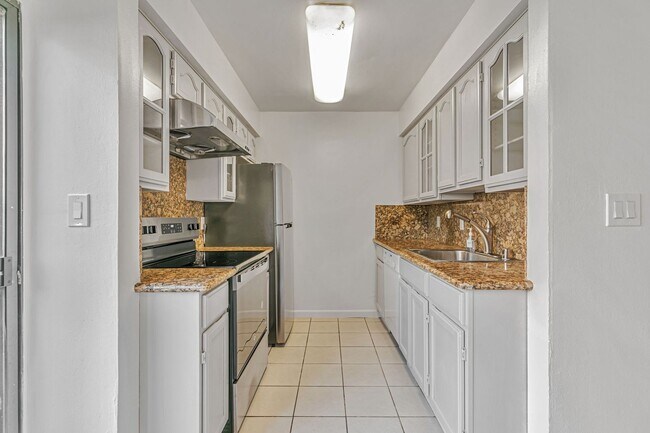 Building Photo - 2BR 1.5BA Condo For Rent – Prime Central F...