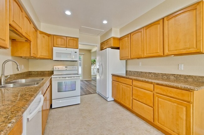 Building Photo - Reduced-Beautiful 3 bedroom 2 bath Single Family Home $4395
