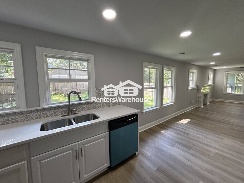 Building Photo - 221 Virginia Dr