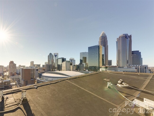 Building Photo - 505 E 6th St