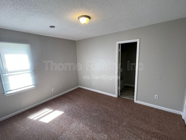 Building Photo - 406 E Northern Blvd