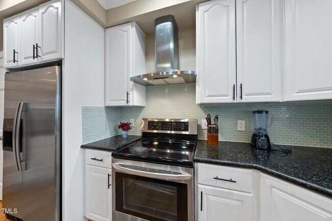 Building Photo - Spacious & Serene 5+ Bedroom Home in Sough...