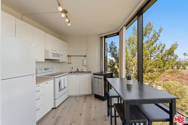 Building Photo - 4316 Marina City Dr