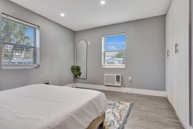 Building Photo - 906 N Riverside Dr