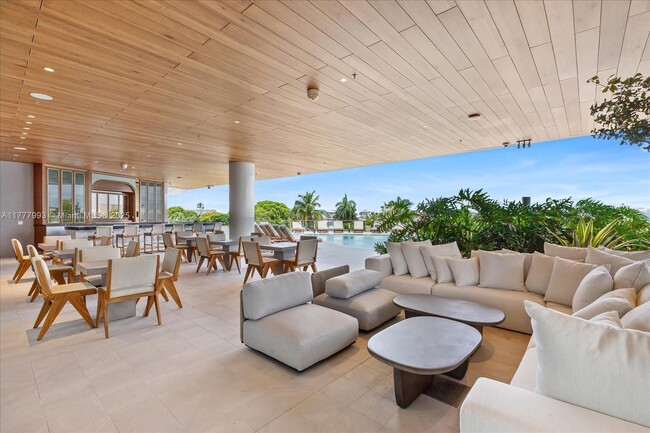 Building Photo - 2655 S Bayshore Dr