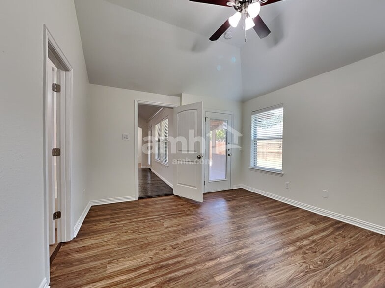 Building Photo - 322 Creekside Way