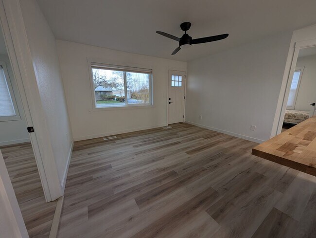 Building Photo - Gorgeous 3 Bed 2 Bath Orchards House with Shop