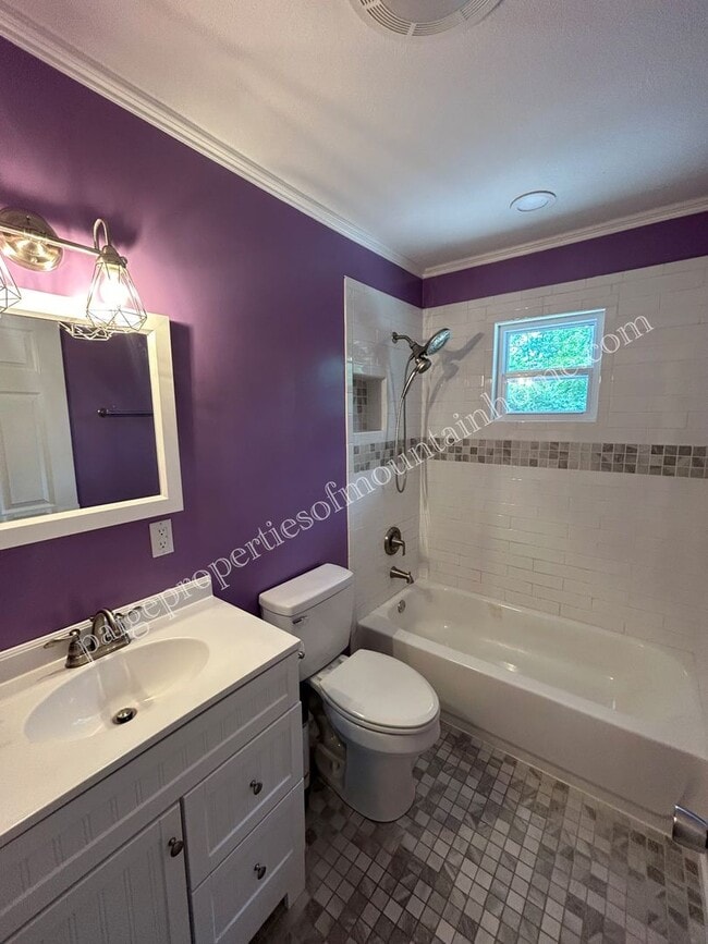 Building Photo - Stunning 4-bedroom, 2-bath Home with Attached Garage