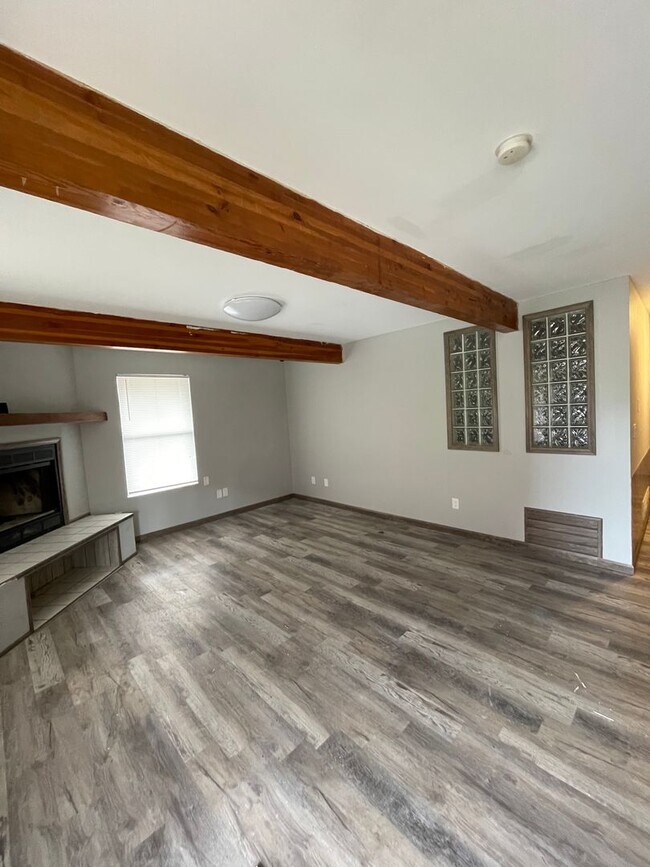 Building Photo - OSU North Campus 5 bedroom 2 bath apartment