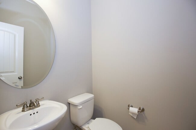 Building Photo - Beautiful home in Gated Community of Woodlake