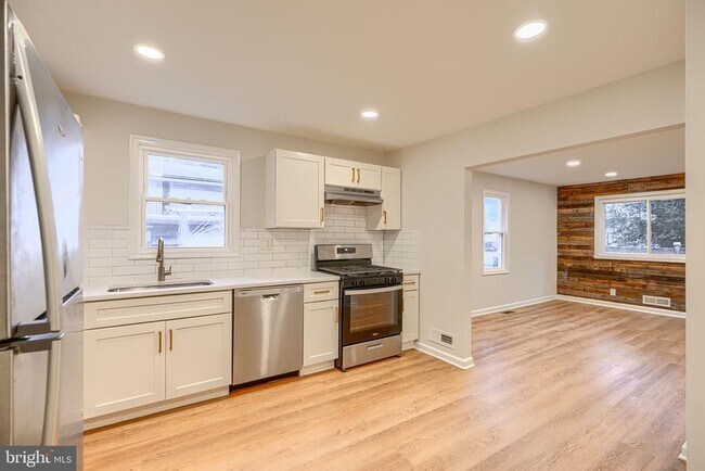 Building Photo - 528 Potomac Ave