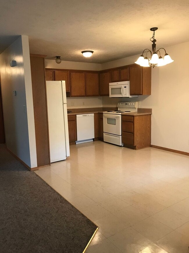 Building Photo - Executive Rental 2 Bedroom 2 Bath 2 Car Garage Duplex