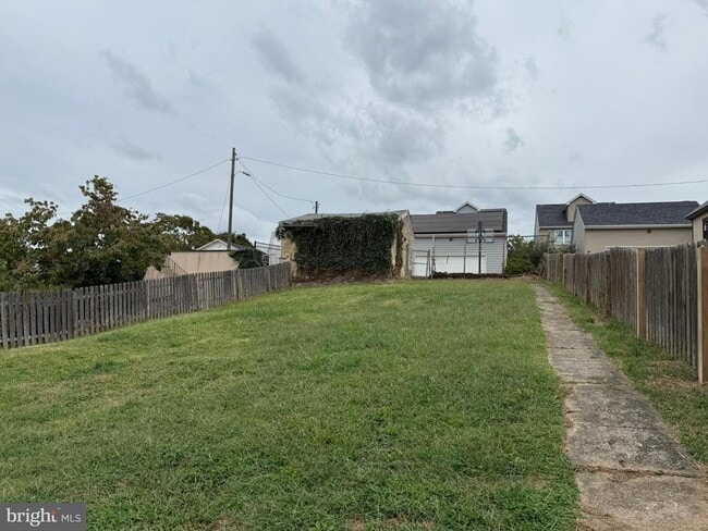 Building Photo - 134 W 8th Ave