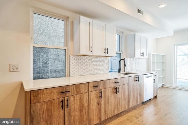 Building Photo - 840 Leland St