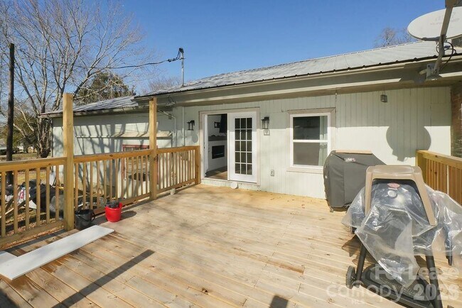 Building Photo - 909 Fisher St