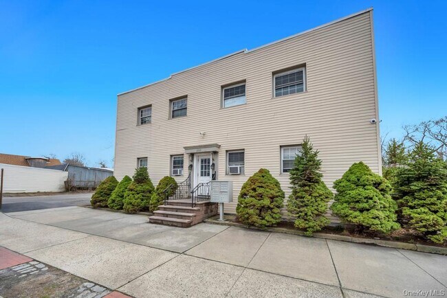 Building Photo - 1550 Montauk Hwy