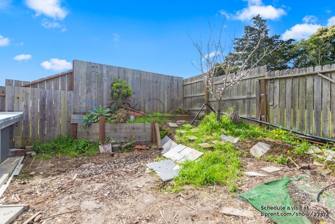Building Photo - 815 Camaritas Ave