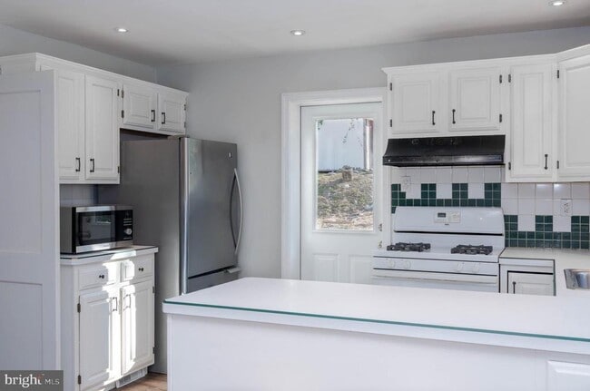 Building Photo - 209 Elm Ave