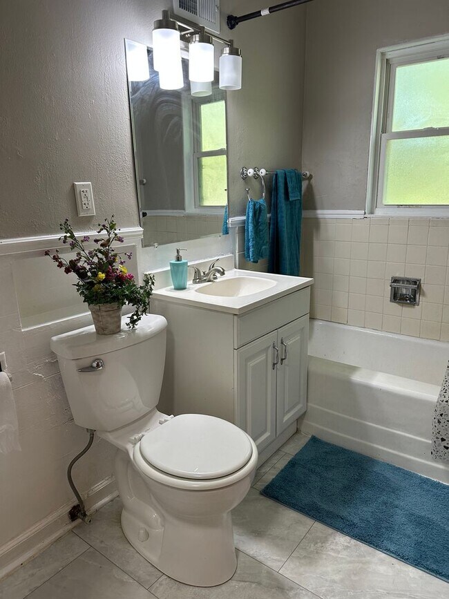 Building Photo - Beautiful House for Rent