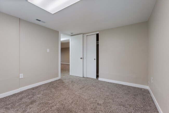 Building Photo - Spacious 5-bed, 2.5-bath home available in SE Portland