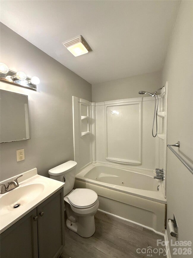 Building Photo - 513 Rhodes Ave