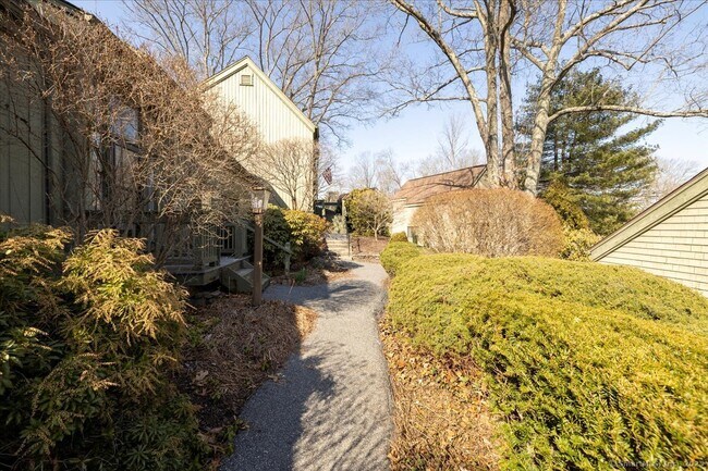 Building Photo - 114 Heritage Vlg