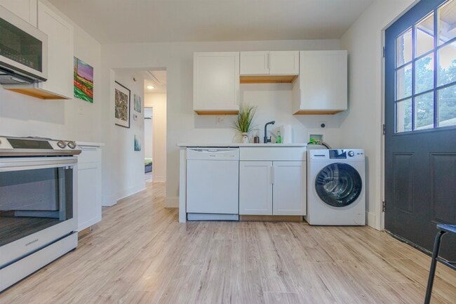 Building Photo - 84 N Holmes St