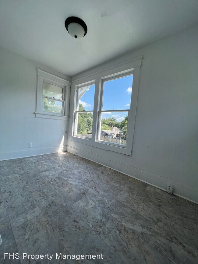 Building Photo - 1 br, 1 bath House - 1032 E Commercial Unit A