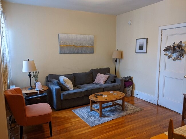 Building Photo - Amazing 3 bed in Coolidge Corner...