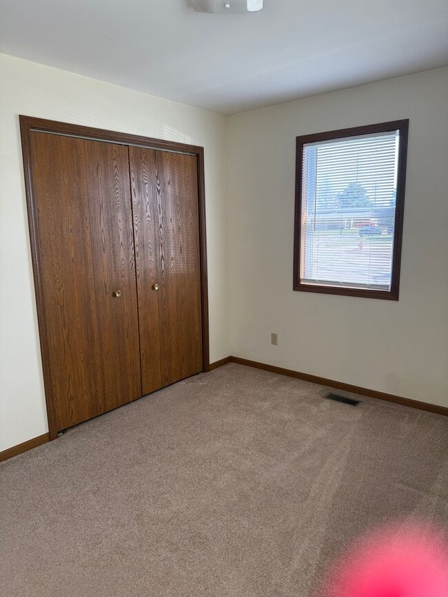 Building Photo - 2 bedroom 1 bathroom house